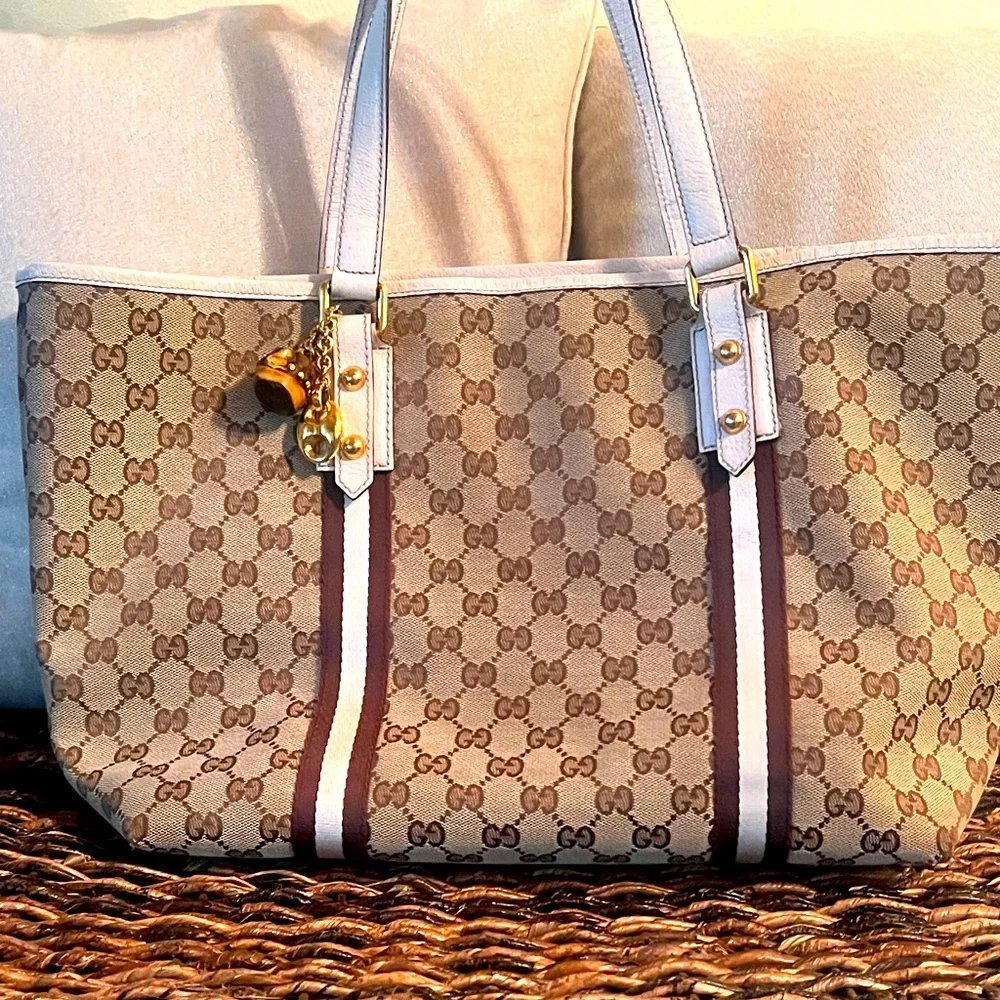 Gucci purse used 2x ended up with a shoulder injury and can’t use bag anymore - Picture 2 of 5